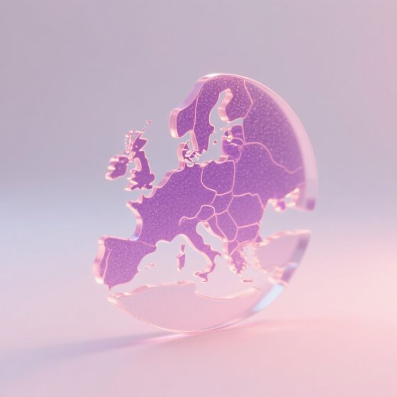 Eine gläserne Darstellung der Landkarte Europas in sanften Lila‑ und Rosatönen, die wie eine skulpturale Kontur aufrecht steht.